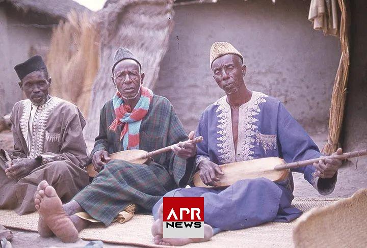 APRNEWS: L’art de la flatterie d’un pouvoir – Le rôle du courtisant « Griot »