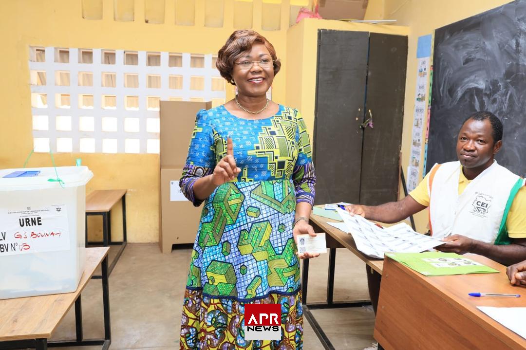 APRNEWS: Nialé Kaba accomplit son devoir civique à Bouna APRNEWS: Nialé Kaba accomplit son devoir civique à Bouna