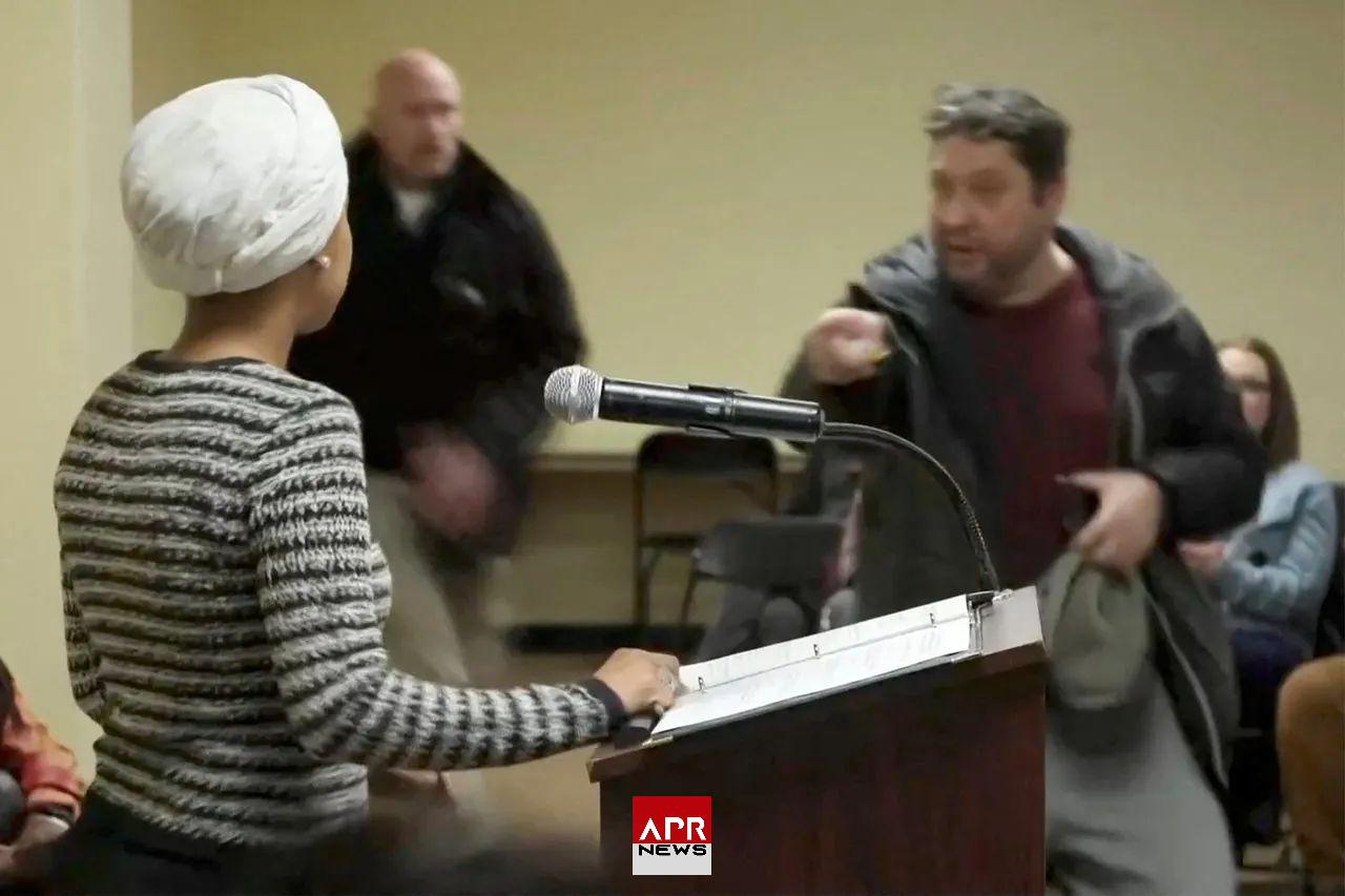 APRNEWS: Un homme maîtrisé après avoir aspergé Ilhan Omar d&rsquo;une substance inconnue lors d&rsquo;un forum public à Minneapolis